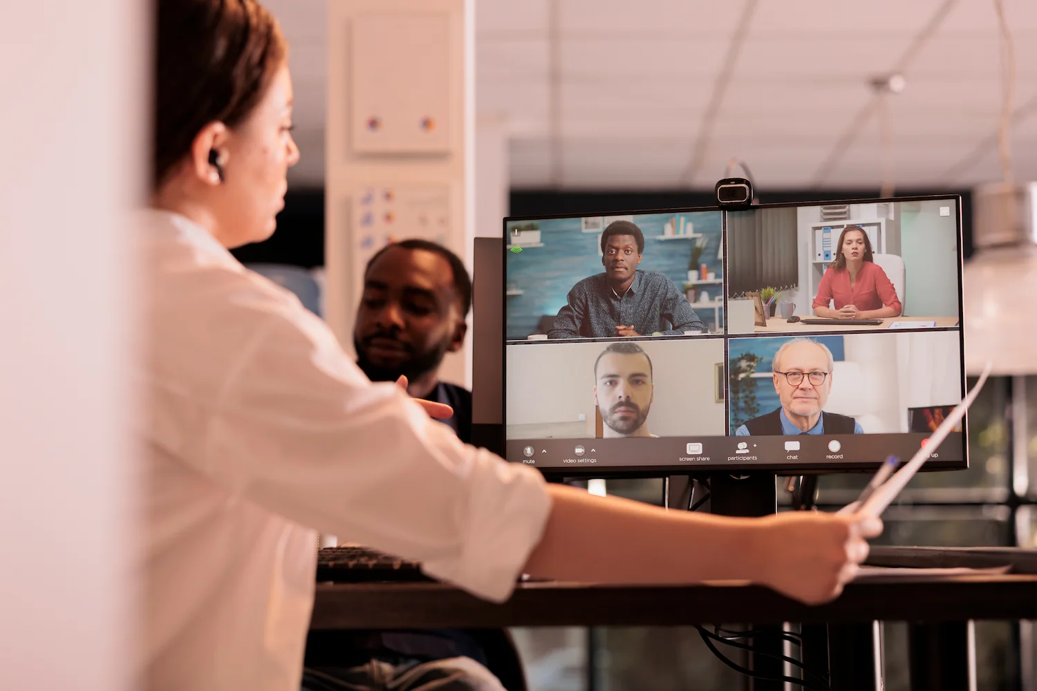 Equipo participando en una videollamada sobre estrategias de comercio internacional