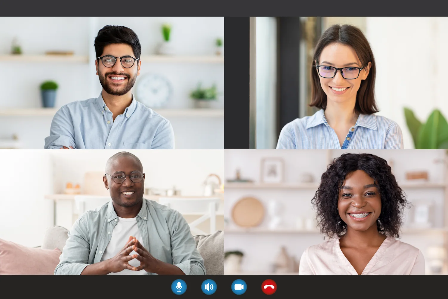 Grupo diverso de profesionales en una videollamada para estrategias de comercio internacional.