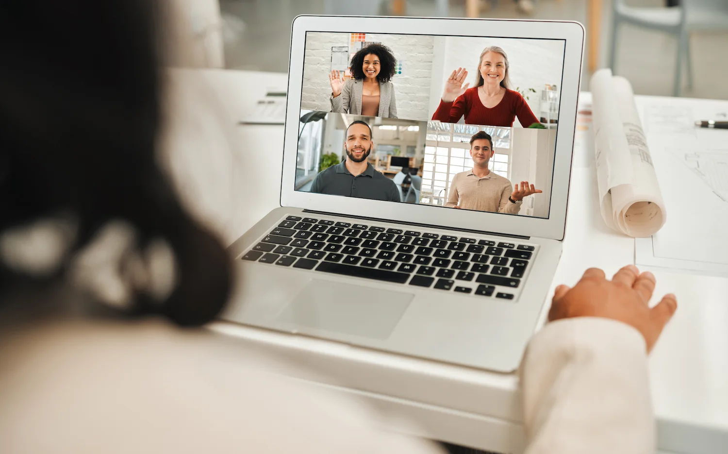 Profesionales en videollamada colaborando en estrategias de comercio exterior y logística